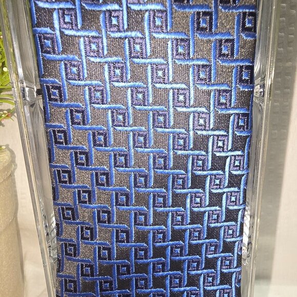 MENS SILK TIE BLACK WITH BLUE SQUARE DESIGN CLASSY TIE EXCELLENT CONDITION - Picture 2 of 5